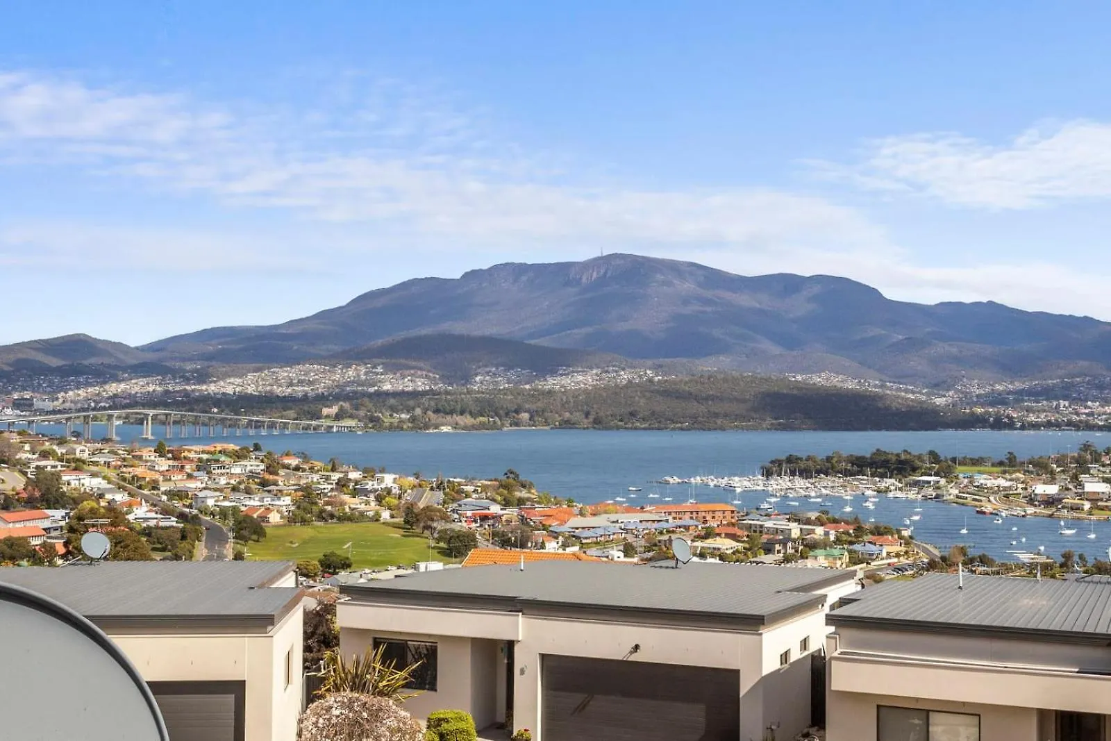 Eastern Shore Escape - Panoramic Modern Comforts Hobart